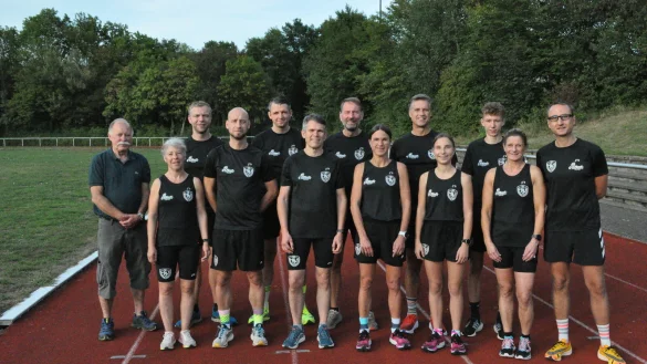 Ein Teil der Gruppe, rechts der Trainer Georg Eckert, links der TSV- Vorsitzende Alfred Obst. - &copy; TSV Oerlinghausen