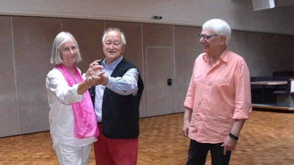 Schmidt hat im Alter das Tanzen als gemeinsames Hobby wiederentdeckt und sind emsige Sch&uuml;ler von Tanztrainer R&uuml;diger Weber (rechts). Beide best&auml;tigen, dass Tanzen generell die Lebensqualit&auml;t im Alter f&ouml;rdert. (Foto: Georg K&auml;lble) - &copy; Georg K&auml;lble