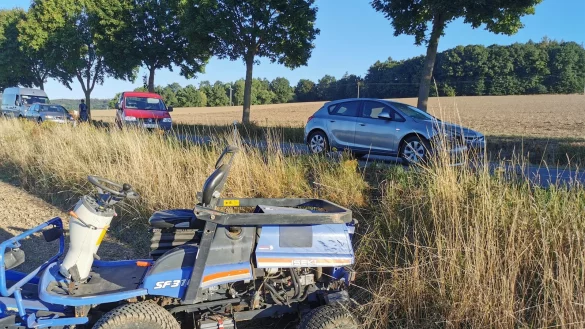 Am Donnerstag kurz nach 8 Uhr f&uuml;hrt ein Unfall mit Personenschaden f&uuml;r Behinderungen auf der B 66 zwischen D&ouml;rentrup und Humfeld. Ein Autofahrer hatte aus Richtung D&ouml;rentrup kommend einen Rasenm&auml;hertraktor &uuml;bersehen. - &copy; Sylvia Frevert