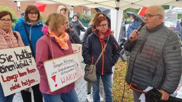 Vor der Kreistagssitzung hatten sich Walter Brinkmann und andere Vertreter des Aktionsbündnisses Klinikum Lippe am Kreishaus postiert, später wohnten sie auch der Sitzung bei. - © Marianne Schwarzer