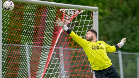 Strich in den Winkel - Mit einem sehenswerten Distanzschuss direkt in den Winkel bringt Augustdorfs Cedric Berrkemeier die Sandhasen in der 17. Minute mit 1:0 in F&uuml;hrung. TSV Horn-Keeper Emre Akyazi kann nur noch tatenlos zuschauen. Foto: Egon Penner. - &copy; Egon Penner