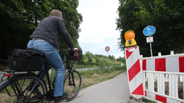 Der holprige Radweg an der B 238 soll im kommenden Jahr ausgebessert werden. - &copy; Till Brand