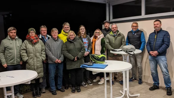 Besuch im Freibad: (von links) S&ouml;ren Birth (FBI-Kassenwart), Anika Jedlicka (CDU-Ratsmitglied, Gesch&auml;ftsf&uuml;hrerin CDU-Fraktion), Rudi St&ouml;lting (CDU-Ratsmitglied), Bernhard Engelke (Sachkundiger B&uuml;rger CDU), Gerd Bicker (Ratsmitglied B&uuml;ndnis 90/Die Gr&uuml;nen), Sandra Henjes-Winter (Sachkundige B&uuml;rgerin Die Gr&uuml;nen), Benita Henning (Sachkundige B&uuml;rgerin FDP), Monika Depner (SPD-Ortsverein Heiden), Markus Kahle (stellvertretender Vorsitzender SPD-Ortsverein Heiden), Oliver M&uuml;ller (SPD-Ratsmitglied, Mitglied FBI), Frank L&uuml;kermann (2. FBI-Vorsitzender) und Mario Kias (1. FBI-Vorsitzender). - &copy; Inge Dunkel