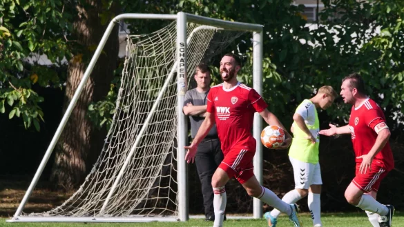 Mit ausgestreckter Zunge feiert Volkan Turp seinen lupenreinen Hattrick am Heerser Bruch. Erster Gratulant ist Sch&ouml;tmars Kapit&auml;n Olcay Esen (rechts). - &copy; J&ouml;rg Hagemann