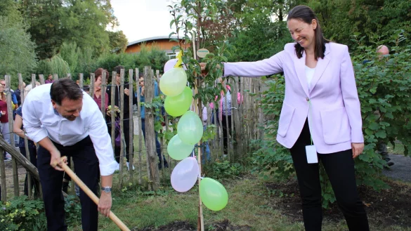 B&uuml;rgermeister Frank Hilker spendet einen Birnbaum f&uuml;r den Schulgarten. Unter Aufsicht von Schulleiterin Dr. Alexandra Nolte pflanzt er diesen h&ouml;chstpers&ouml;nlich ein. - &copy; Nico Duellmann