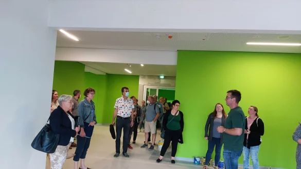 Andreas Wolf, Betriebsleiter der Blomberger Immobilien- und Grundstücksverwaltung (rechts), führt die Mitglieder des Ausschusses durch die Räume des Schulzentrums. - © Michaela Weiße