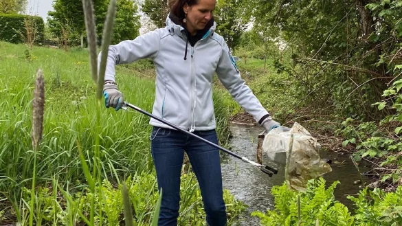 Hat in vier L&auml;ndern Plastikm&uuml;ll gesammelt: Umwelt-Aktivistin Ricarda Redeker h&auml;lt im Rahmen der Kalletaler Nachhaltigkeitswochen einen Vortrag zum Thema Plastik. - &copy; Bildrechte: Ricarda Redeker