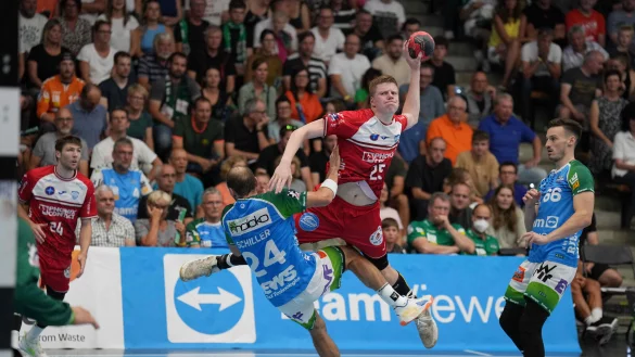 Lemgos neuer Linksh&auml;nder Niels Versteijnen verletzt sich nach diesem Einsatz gegen Marcel Schiller in der 25. Minute am Sprunggelenk und scheidet aus. Foto: Weber/PIX-Sportfotos - &copy; Weber/PIX-Sportfotos