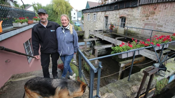 Christian Otto und Evelin Pieper vor der Langenholzhauser Wasserm&uuml;hle. Das Ehepaar will das im Jahr 2015 ausgebrannte Denkmal restaurieren. Den Au&szlig;enbereich haben sie in Absprache mit den Denkmalsch&uuml;tzern schon hergerichtet. - &copy; Jens Rademacher