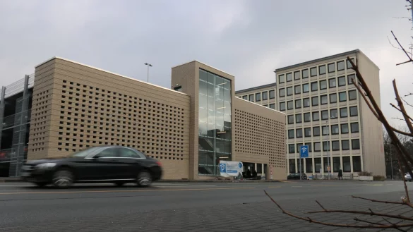 Im Parkhaus am Finanzamt könnten die oberen Parkdecks künftig nur noch über das Treppenhaus zu erreichen sein. Die SVD plant, den Fahrstuhl abzuschalten, um Energie zu sparen. - © Archivfoto: Alexandra Schaller