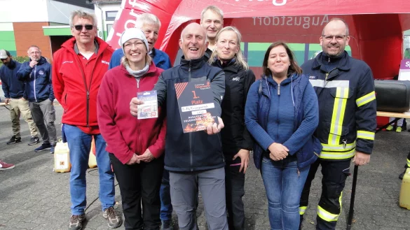 So sehen Sieger aus: (von links) Gerd Krumbach, Nadine Blobel, Hans-J&uuml;rgen Klemm, Horst B&ouml;ger, Matthias Biere, Deborah Barke, Claudia und Andreas Jakoby. - &copy; Hajo G&auml;rtner
