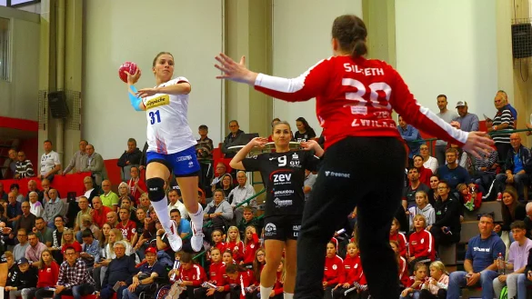 Blombergs Alexia Hauf &uuml;berwindet Torh&uuml;terin Aud Ingrid Silseth von Zwickau. - &copy; Frank Kruczynski, Steubenstr. 3A, 08058 Zwickau, Telefon: 0375/56583, Kto.: Commerzbank Zwickau, IBAN: DE40 8704 0000 0702 5919