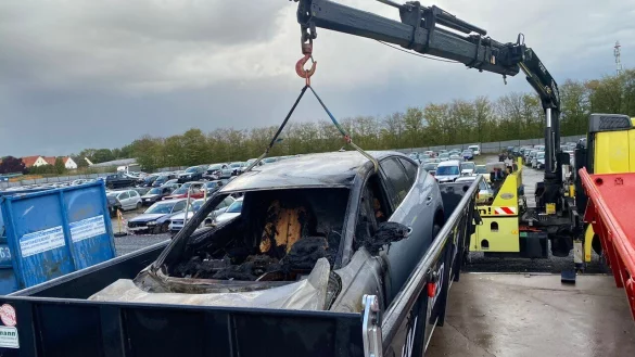 Der ausgebrannte E-Audi wird in seine "Wanne" gehoben. - &copy; Stephan B&ouml;ke