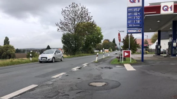 Die Ortsdurchfahrt von Wüsten bekommt eine völlig neue Fahrbahndecke sowie Geh- und Radwege. - © Sven Kienscherf