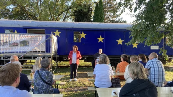 Bundestagsabgeordnete Kerstin Vieregge hat zum Auftakt ihrer Reihe zum &bdquo;Lebensbegleitenden Lernen" den Erz&auml;hlk&uuml;nstler Lothar Schr&ouml;er ins KulturStellwerk Nordlippe eingeladen. &bdquo;Erz&auml;hlkunst entlang der Bildungskette&ldquo;
ist sein Thema. - &copy; B&uuml;ro Vieregge