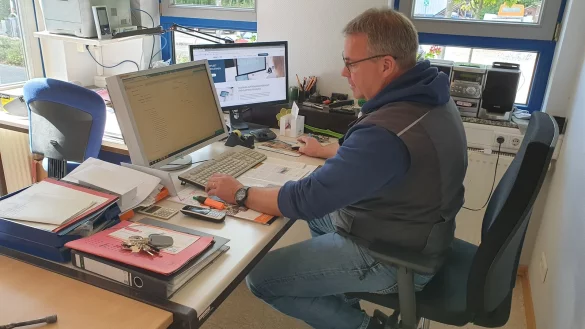 Bauhofleiter Thomas Kronshage plant die Einsätze von Arbeitsgruppen digital. Foto: Stadt Oerlinghausen - © Stadt Oerlinghausen