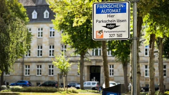 Derzeit bietet kaum ein Parkscheinautomat in Gerichtsn&auml;he die M&ouml;glichkeit an, per Kreditkarte zu bezahlen. Das k&ouml;nnte sich bald &auml;ndern. Drei Automaten k&ouml;nnten umger&uuml;stet werden. - &copy; Raphael Bartling