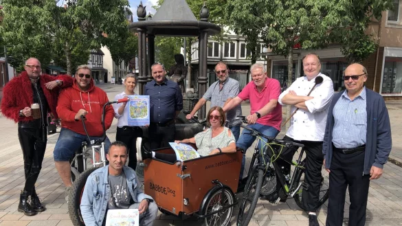 Freuen sich auf die G&auml;ste der Sommer-Radl-Sause: (von links) Uwe Ortmann ("Anno"), Mark-Oliver Wei&szlig; (Gastronomie am "Hortus Vitalis"), Musti Sahin (Asper Treffpunkt), Sarah Rodenkirchen und Hasan Agyar ("Blank Bar"), Annette und Dieter G&ouml;llner ("Zur Kate"), Jupp Westfeld ("Lebenslang"), Stefan Stock (Gasthaus Rickmeyer) und Ralf Stakelbeck ("Salzestuben"). - &copy; Thomas Reineke