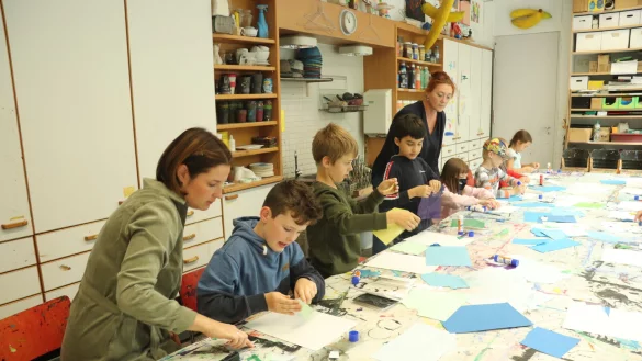 Im Malraum der Kunsthalle k&ouml;nnen die Kinder zum Schluss noch mit Papierstreifen Wellen kleben. Mama Sandra Alf (l.) hilft hier ihrem Sohn Bruno. Konrektorin Antje Happich-Pfeiffer schaut den anderen Sch&uuml;lern &uuml;ber die Schulter. - &copy; Birgit Guhlke