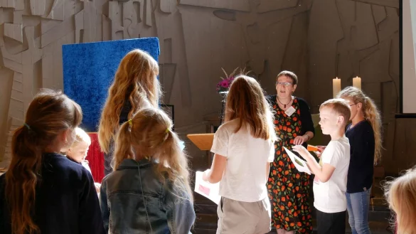 Aktion mit Susanne Tono: Kinder suchen nach versteckten Umschl&auml;gen mit Buchstaben in der Kirche. - &copy; Birgit Brokmeier