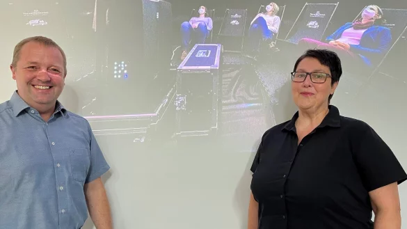 B&uuml;rgermeister Mario Hecker und Ramona Lampe freuen sich auf das Pop-up-Planetarium. - &copy; Gemeinde Kalletal