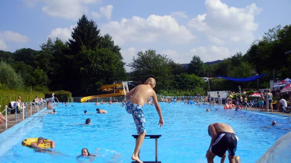 Das Freibad Berlebeck-Heiligenkirchen an einem gut besuchten Sommertag. In diesem Jahr kamen hier insgesamt 16.351 G&auml;ste zum Schwimmen. - &copy; Archivfoto: Andreas Barnekow