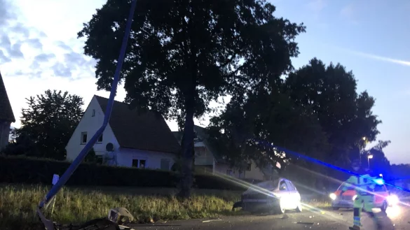 Auf der Schwalenberger Stra&szlig;e in Schieder hat sich am Samstagabend ein schwerer Verkehrsunfall ereignet. - &copy; Silke Buhrmester