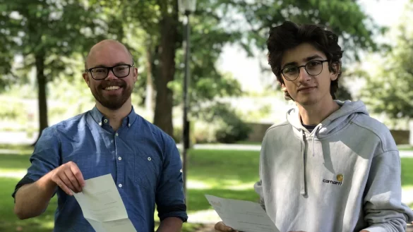 Im Sommer 2021 sahen Felix Rullmann (links) und Thomas Duderstedt von den Jusos noch Licht am Ende des Tunnels. Inzwischen hat sich der Vorschlag, den Abteigarten heller zu beleuchten, zerschlagen. - &copy; Till Brand