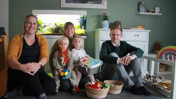 Die Tagesm&uuml;tter Vanessa Lessow (links) und Jasmin Parske kritisieren die Arbeitsbedingungen in Lemgo. Unterst&uuml;tzung erhalten sie dabei von Janik Wiemann (CDU/Aufbruch C). Karl und Greta ist das eher egal. Sie f&uuml;hlen sich bei Jasmin Parske sichtlich wohl. - &copy; Katrin Kantelberg