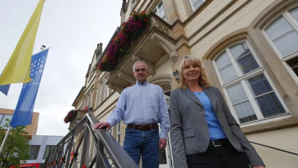 B&uuml;rgermeister Heinz-Dieter Kr&uuml;ger freut sich, dass Anja Fewert k&uuml;nftig den Aufgabenbereich F&ouml;rdermittelmanagement &uuml;bernimmt. - &copy; Jost Wolf