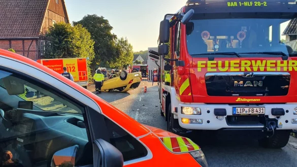 Bei einem Verkehrsunfall in Selbeck landet ein Auto auf dem Dach. - &copy; J&ouml;rg Mengedoht/Freiwillige Feuerwehr Barntrup