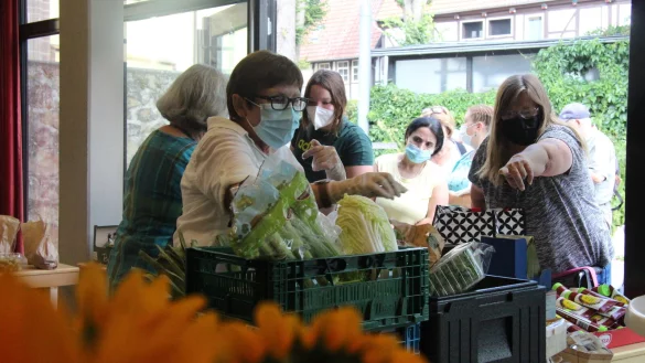 Alles H&auml;nde voll zu tun: B&auml;rbel Scheibe (vorne) und Gisela Gewies haben bei der Essensausgabe alle H&auml;nde voll zu tun und sorgen daf&uuml;r, dass die gew&uuml;nschten Lebensmittel in der richtigen Tasche landen. - &copy; Niklas B&ouml;hmer