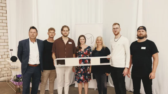 Pr&auml;sentieren den SION-Prototypen (v.l.): B&uuml;rgermeister Frank Hilker, Tobias Stermer, Dennis Siemens, Nadine Wortmann-Resetarits (Wortmann Future Capital), Gewinnerin B&auml;rbel Franz, Rudolf Klause und Christian Siemens. - &copy; Metallbude SK GmbH