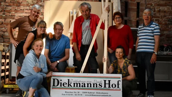 Bauen flexible Kulissen: Mitglieder des Theatervereins Hohenhausen mit Bühneninspektor Christoph Kreutzer. - © Theaterverein Hohenhausen