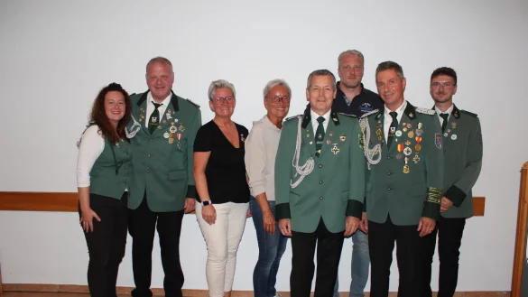 Von links: Marie Schultze, Mario Trompeter, Raffaela Trompeter, Ulrike Jakob,

J&ouml;rg Jakob, Sascha Bracht, Kai Schildmann und Nils Peter - &copy; Sch&uuml;tzen Rischenau