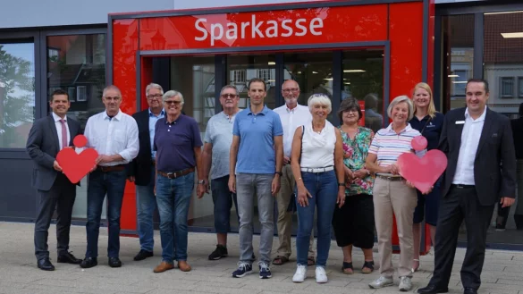 Spender und Empf&auml;nger: Im Rahmen einer kleinen Feierstunde vor der Sparkasse am Marktplatz Horn haben Andreas Trotz (Vorstandsmitglied der Sparkasse Paderborn-Detmold, links) und und Stefan Wrede (Marktbereichsleiter der Sparkasse in Horn-Bad Meinberg, rechts) eine Spende an Vereinsvertreter &uuml;berreicht. Dar&uuml;ber freut sich auch B&uuml;rgermeister Heinz-Dieter Kr&uuml;ger (Zweiter von links). - &copy; Sparkasse Paderborn-Detmold