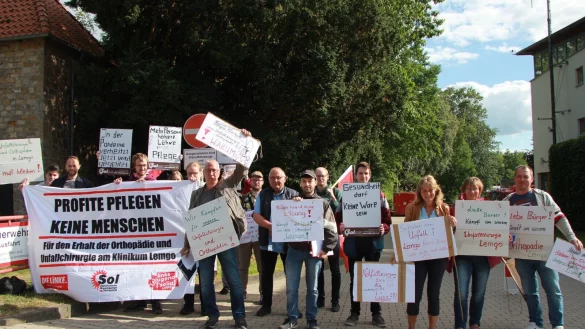 Sie geben nicht auf. Auch bei der Ratssitzung in Lemgo waren wieder Teilnehmer des Aktionsbündnisses "Klinikum Lippe" dabei. - © Katrin Kantelberg