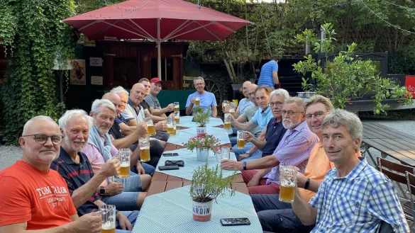 Die Gruppe mit &Uuml;bungsleiter Bernhard Utke (hinten Mitte) hat ihr 35-j&auml;hriges Bestehen gefeiert. - &copy; RSV Schwelentrup