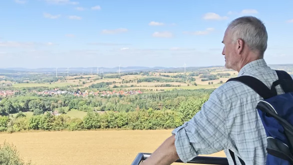 Blick vom Turm "Hohe Asch", hier von Testwanderer und LZ-Mitarbeiter Axel B&uuml;rger. - &copy; Axel B&uuml;rger(LZ)