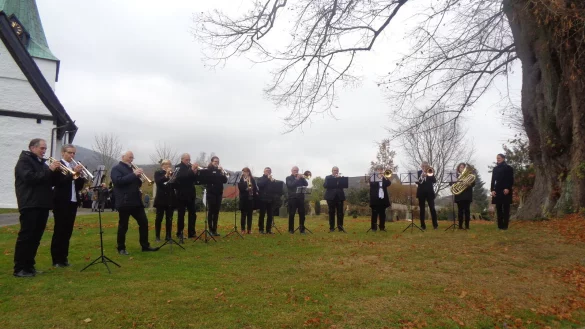 Der Posaunenchor Elbrinxen tritt im Lippischen Hof auf. - &copy; Systemadministrator