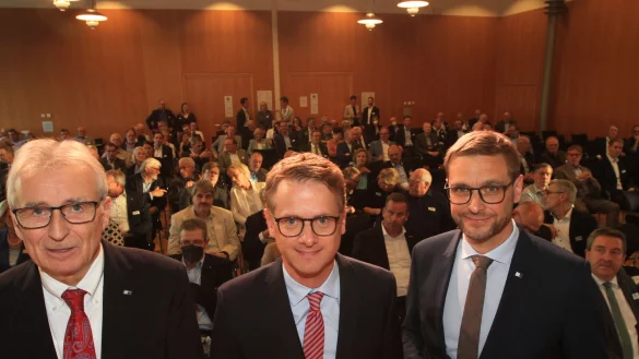 Nach zwei Jahre Pause gab es wieder einen parlamentarischen Abend: IHK-Pr&auml;sident Voller Steinbach (links) und Hauptgesch&auml;ftsf&uuml;hrer Stefan Sievers nehmen CDU-Parteivize Carsten Linnemann in ihre Mitte. - &copy; Martin Hostert