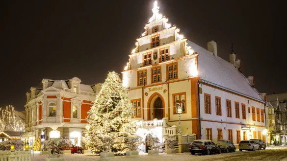 In diesem Dezember d&uuml;rfte das Historische Rathaus zum Weihnachtstraum deutlich weniger Lichter tragen. Hintergrund sind die Energiesparma&szlig;nahmen der Stadt. - &copy; c2017 Michael Stoehr