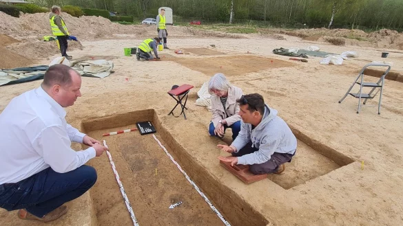 Spannende Ausgrabungen: Arne Brand (links) und Dr. Elke Treude diskutieren mit Phillip Robinson die Funde. - &copy; Marianne Schwarzer
