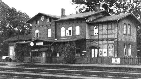 Das Schiederaner Bahnhofsgeb&auml;ude in den 1950er Jahren. Seit seiner Indienststellung 1872 hatte sich bis dahin nur wenig ver&auml;ndert. - &copy; Sammlung Konrad Soppa