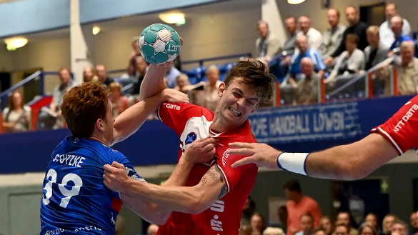 Emil Buhl Laerke kommt nicht an Lukas Stutzke vorbei. - &copy; Mathias M. Lehmann