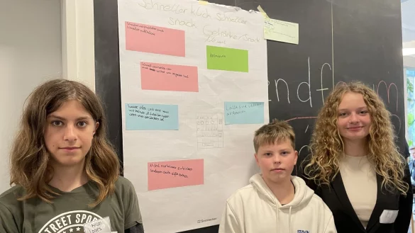 Schneller Klick, schneller Snack: Milan Loges (Marianne-Weber-Gymnasium, von links), Nikita Gaus und Lea Kopp (Realschule Lemgo, alle 14) pr&auml;sentieren ihre Idee auf dem sechsten Lemgoer Jugendforum. - &copy; Madlena Gerschner