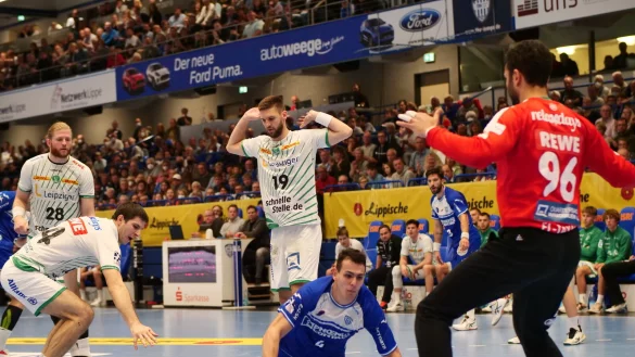 Vorbeigegriffen: Der hervorragende Samuel Zehnder bekommt bei diesem Einläufer an den Kreis den Ball nicht unter Kontrolle, verwandelte ansonsten jedoch alle zwölf Würfe. - © Jörg Hagemann