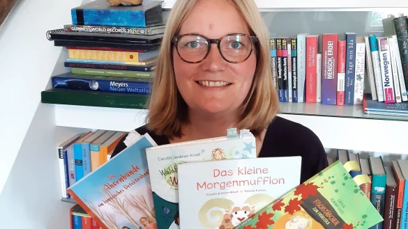 Carolin Jenkner-Kruel mit ihren B&uuml;chern, aus denen sie am Weltkindertag vortragen wird. - &copy; Bildrechte: Carolin Jenkner-Kruel