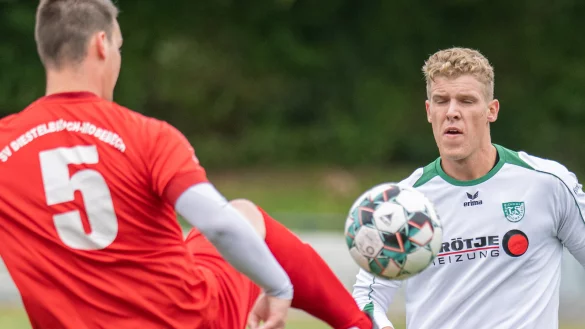 Ballfixiert - Diestelbruchs Patrick Hoffmann (5, rot) spielt den Ball mit der Fu&szlig;spitze vor dem heraneilenden Noel Marlon Krumme vom TuS Eichholz-Remmighausen. Foto: Egon Penner. - &copy; Egon Penner