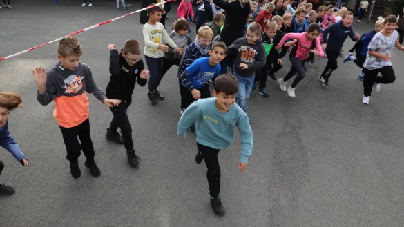 Die M&auml;dchen und Jungen sowie Lehrerinnen und Lehrer der Grundschule Asemissen haben einen Sponsorenlauf organisiert, um Geld f&uuml;r ein neues Kletterger&uuml;st auf dem Schulhof zu sammeln. Hier startet die Klasse 3b zu ihrem Lauf. Foto: Birgit Guhlke - &copy; Birgit Guhlke